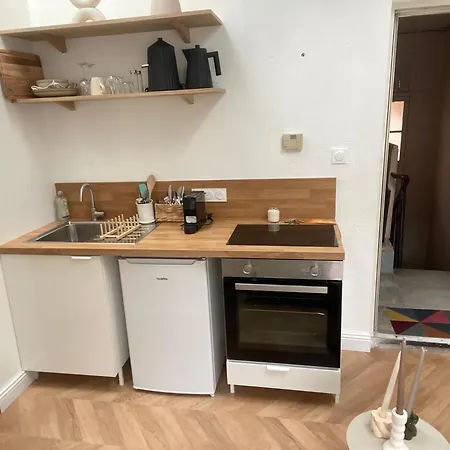 La Halte Des Arenes De Nude Beaute Du Minimalisme Nîmes